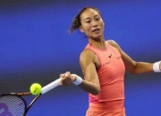 运动员们在场上展现出色技艺，赢得观众赞叹