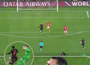 赛场上一名球员头球攻门得手，实力惊人